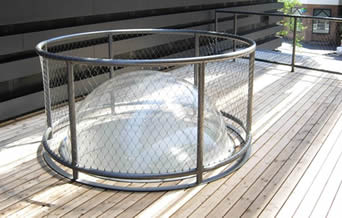 Ein rundes Schutznetz um eine Ball-förmige Glaslampe, zum es vor Schäden zu schützen.